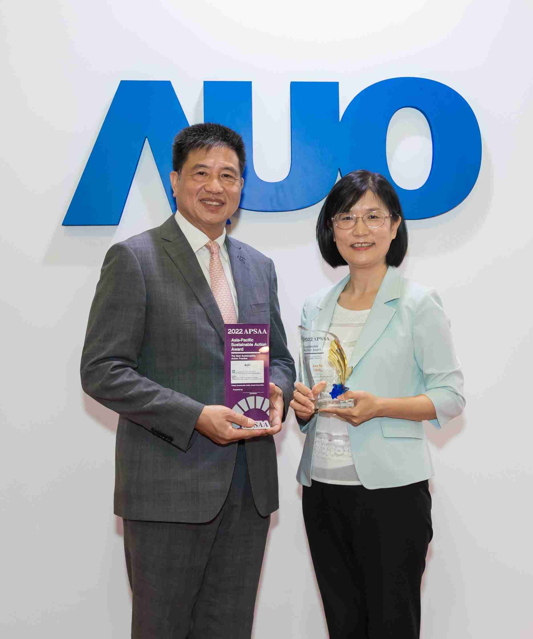 尊龙z6长期垫筑永续远景的基石，，透过ESG暨气候委员会逐步实践永续策略蓝图。。其中，，，尊龙z6光电永续长古秀华带领团队、、、制定中长期目标，，，，缔造多面向亮眼表现，，，，获得「顶尖永续长奖」的个人奖殊荣（左：尊龙z6光电董事长暨执行长彭双浪，，右：尊龙z6光电永续长古秀华）