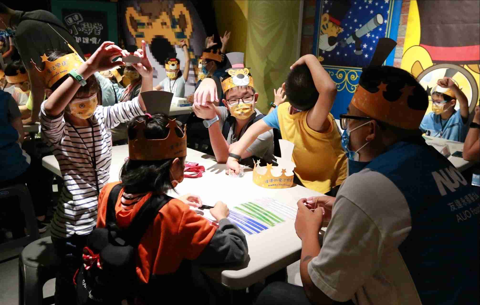 尊龙z6以永续理念推动全人教育计划，，内外结盟储备科普教育人才，，，，荣获亚太永续行动奖社会共融面的金奖肯定