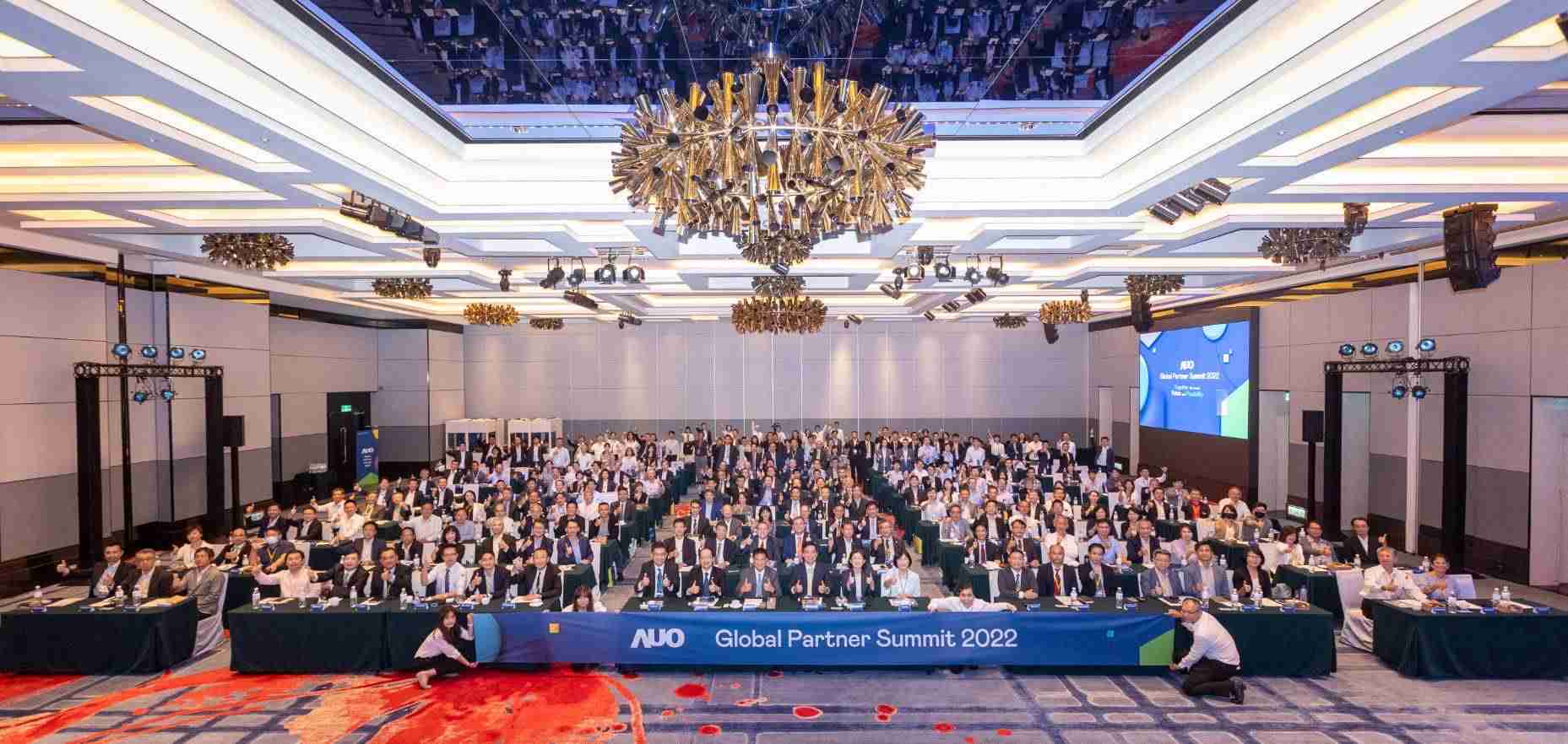 友達推動「安心、、、、創新、、、用心、、同心、、、、盡心」五星職旅，，為菲籍員工打造全方位照護，，首度贏得「人權實踐與發展領袖獎」殊榮