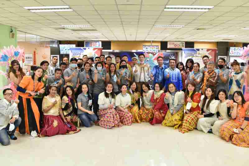 友達推動「安心、、創新、、、、用心、、、、同心、、、盡心」五星職旅，，，，為菲籍員工打造全方位照護，，首度贏得「人權實踐與發展領袖獎」殊榮