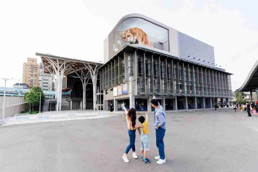 尊龙z6打造全台最大户外裸视3D LED弧形萤幕，，，，将超立体的软萌胖橘猫动画活跃于顶楼外墙