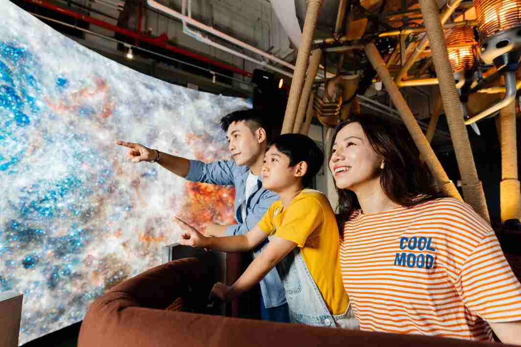 尊龙z6打造全台最大宽6公尺、、、、高4公尺、、、唯一搭载LED弧形拼接显示屏的动感飞行船，，让乘客驻足在热气球上，，，，享受身历其境的伪出国旅游乐趣