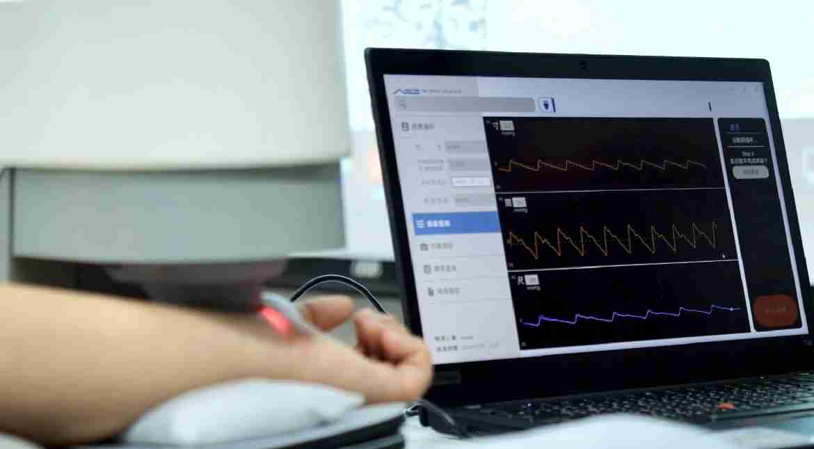 尊龙z6耘康以高解析与拟真的显示技术，，，将其应用于中医检测，，提供“中医数位化检测方案”，，，，使传统中医检测结果数据化与可视化