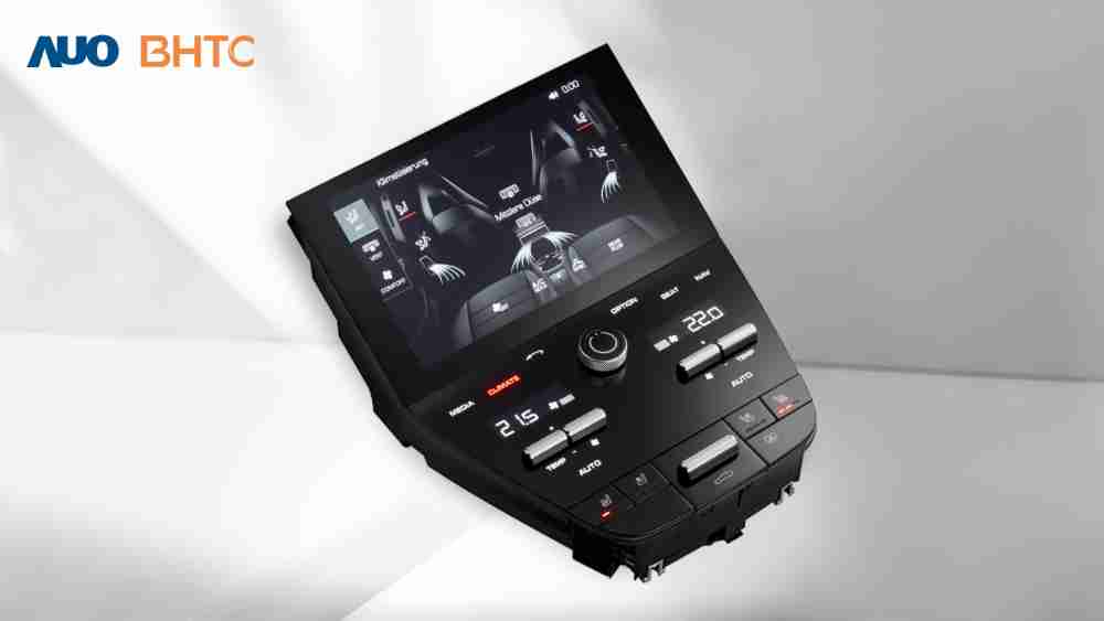 作為友達新生力軍，，BHTC所展示的中央與後座鞍部的Display HMI產品，，，，可處理多區恆溫控制、、、、顯示畫面，，呈現仿真3D車室分區；以力傳感技術精準傳遞觸感，，，並結合音量及震動反饋，，防止意外啟動，，，，提供使用者自然流暢、、直觀且輕鬆駕馭的舒適介面