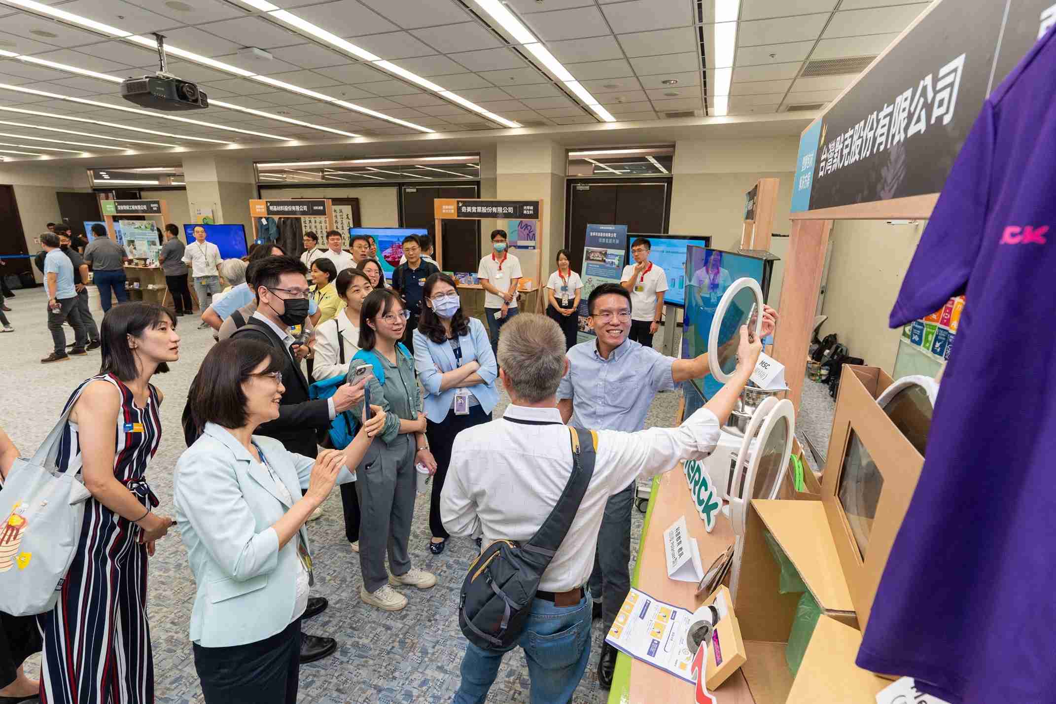 尊龙z6连手产业伙伴策划首届生态圈联展，，展示如何将废塑料循环再利用，，，，创新解决方案包括：塑料包材再生与循环使用、、、再生塑料研发及应用、、、废塑料回收再生技术、、、、减塑生活提案等