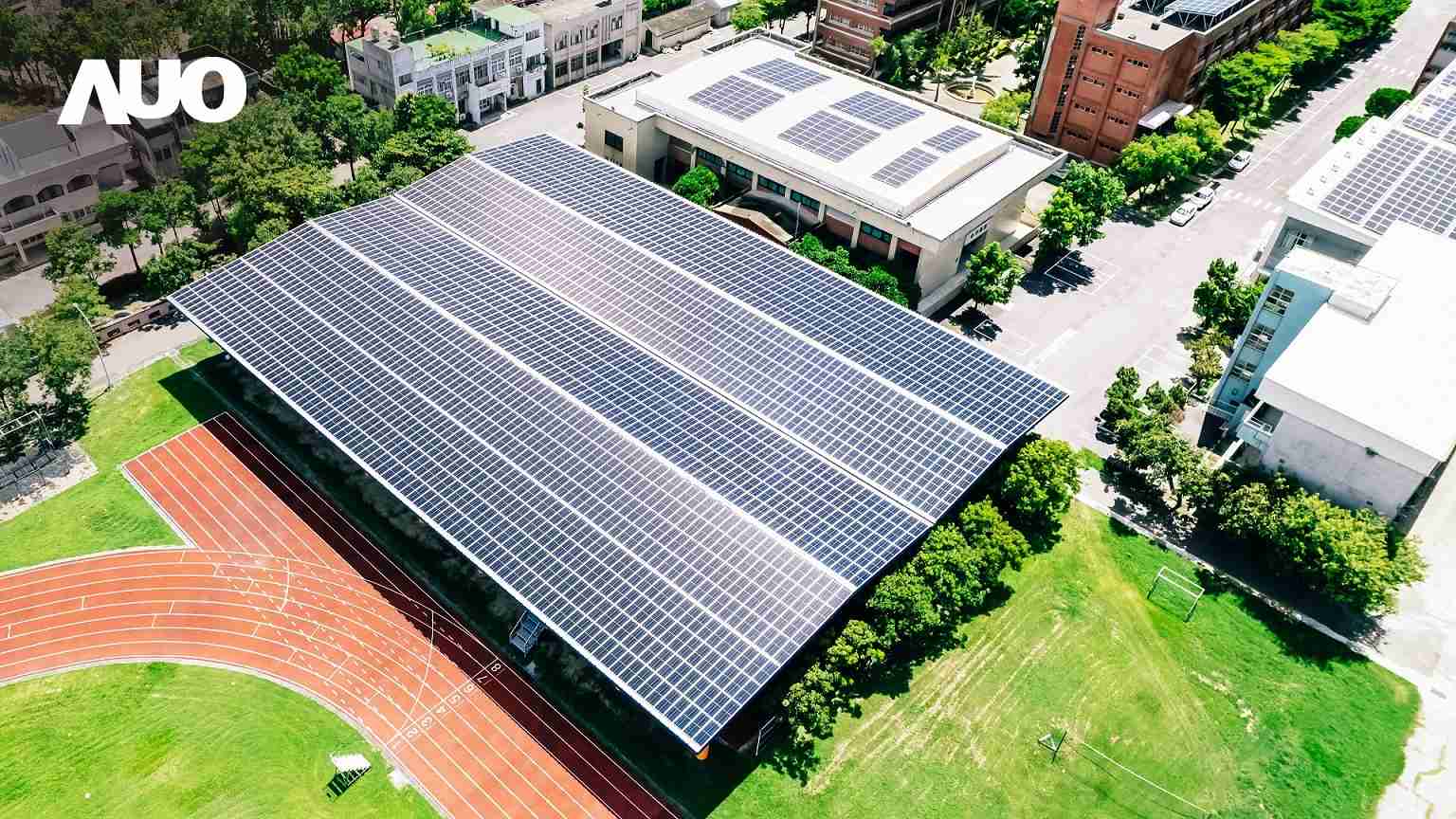 尊龙z6SunSteel光电整合型浪板具备快速安装、、、、轻量化优势，，，，可提升15%发电效能，，通过国际IEC与台湾VPC认证安全、、、、防漏、、耐候标准