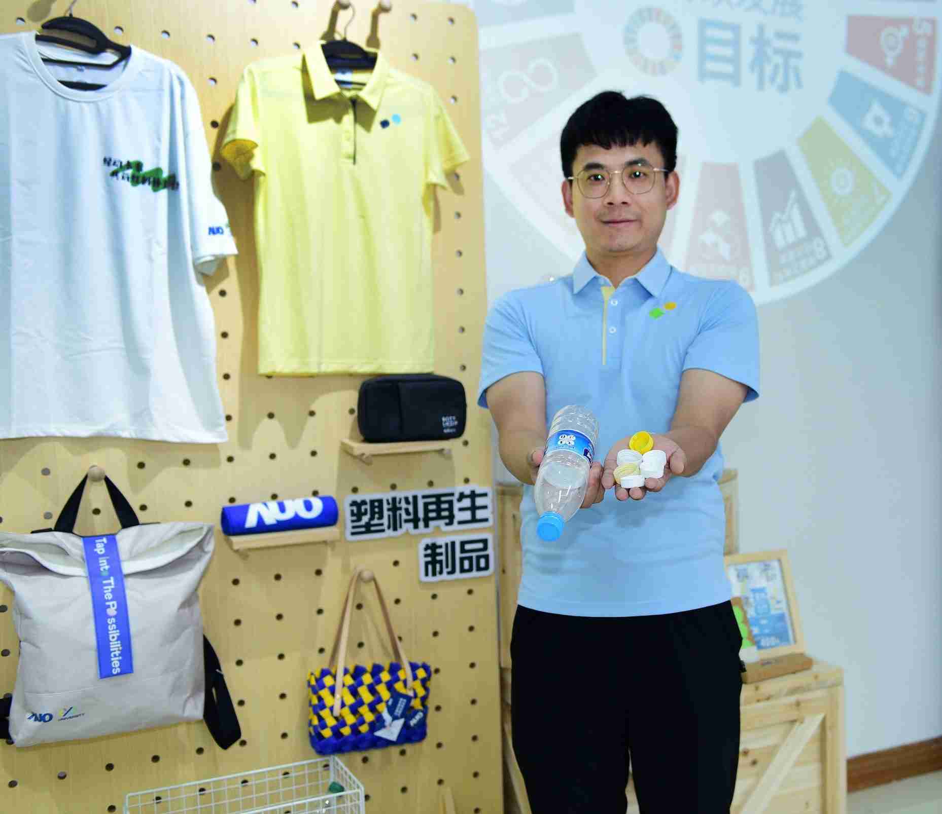 「2024智慧尊龙z6展」永续发展馆中，，，展示尊龙z6厦门驱动永续发展之成果，，包含将厂内废弃物再制为实用物品，，，，将永续发展理念深植于员工生活日常实践