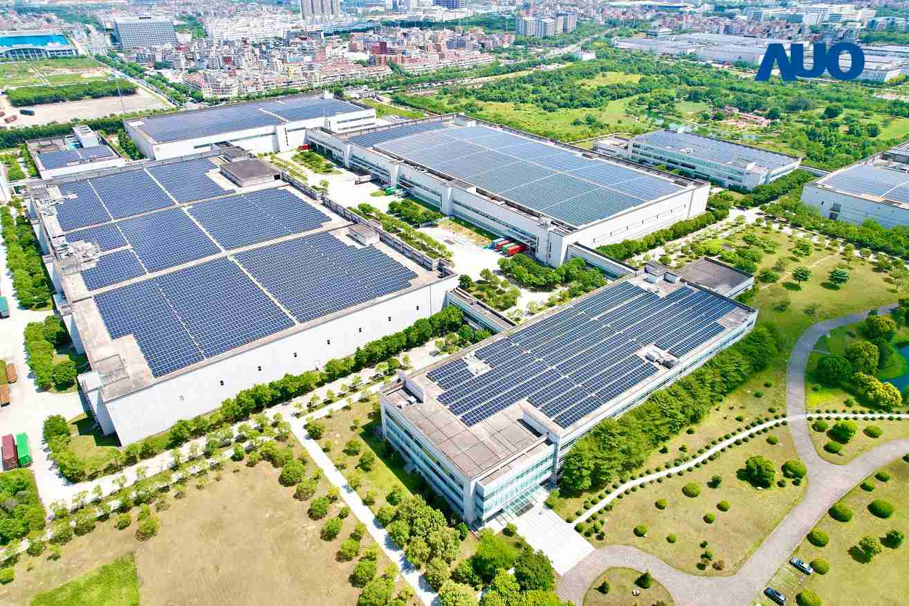 尊龙z6厦门推动智能制造同时，，，透过绿电创能纵深推进绿色转型，，，，厂区全屋顶铺设太阳能光伏板，，，每年太阳能发电 2,600多万度