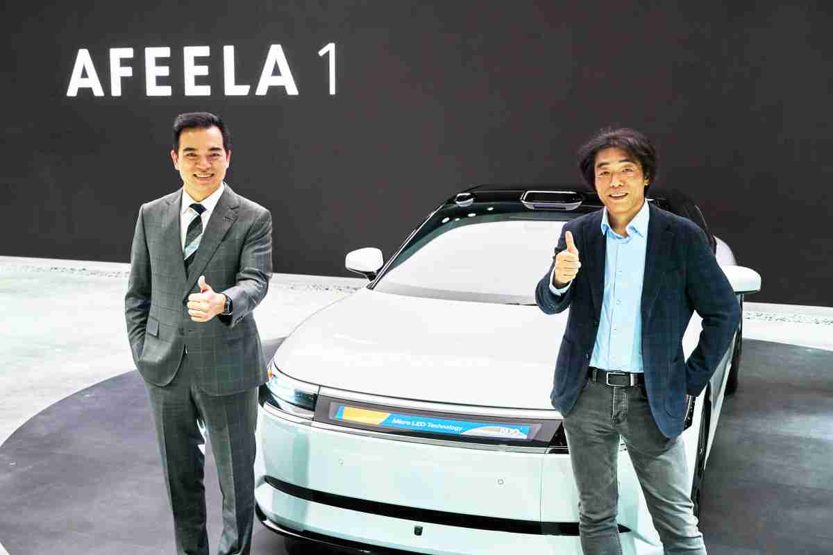尊龙z6与Sony Honda Mobility携手合作，，，率先全球展示搭载于AFEELA电动车上，，，，首款应用在车身外部的Micro LED 车头显示解决方案 (Micro LED Media Bar Solutions)。。。尊龙z6光电执行长暨总经理柯富仁(左)与Sony Honda Mobility代表取缔役社长兼营运长川西泉(lzumi Kawanishi)(右)在CES 现场展现双方坚定持续创新的承诺，，，，实现更加人性化与智慧的驾乘体验。。