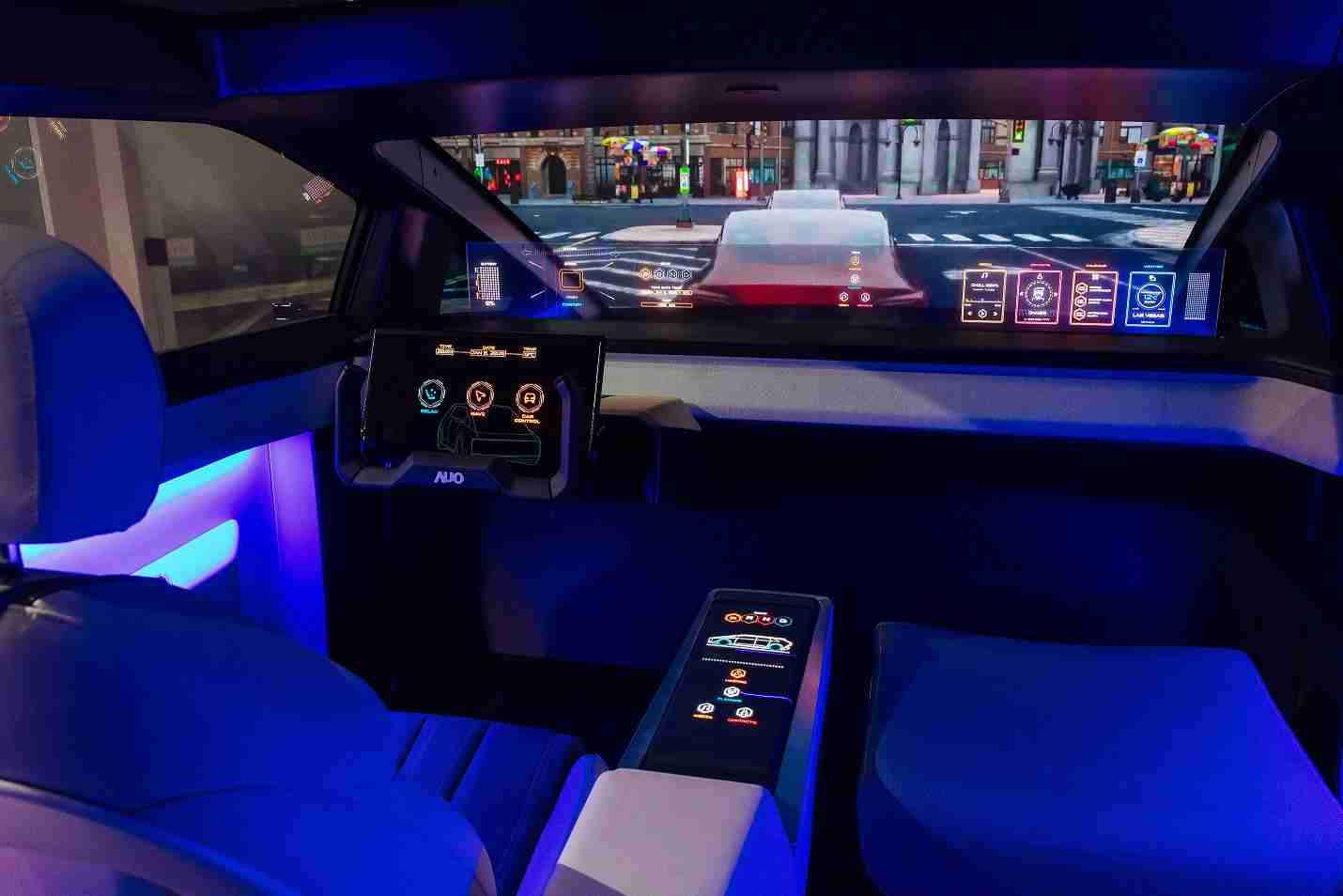 尊龙z6连续四年入围科睿唯安全球百大创新机构，，，，专利布局科技与绿色创新前沿。。。。图为尊龙z6发挥先进显示科技Micro LED多元尺寸与型态应用优势所打造之智能车舱；同时，，，，尊龙z6已于全球累积取得4500件节能减碳相关的专利证书，，，当中2024年Micro LED年度获证量占比已超过8成