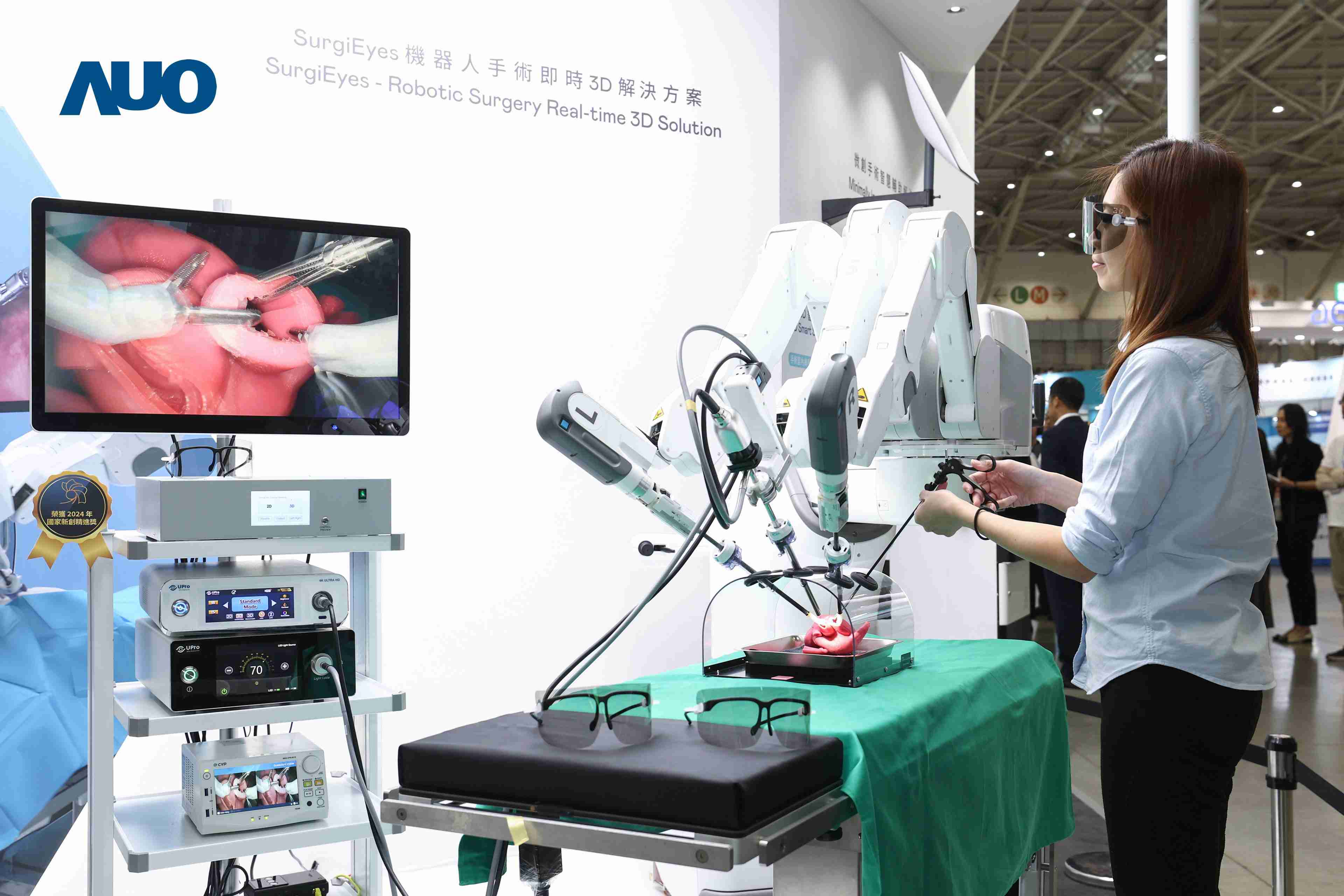 达擎以领先的3D显示技术推出〝SurgiEyes机器人手术实时3D解决方案〞，，整合先进3D图像处理与独家3D垂直宽视角、、广色域的显示技术，，，，手术团队可实时同步主刀医师视角看到清晰3D影像，，，提升沟通效率与安全性。。。