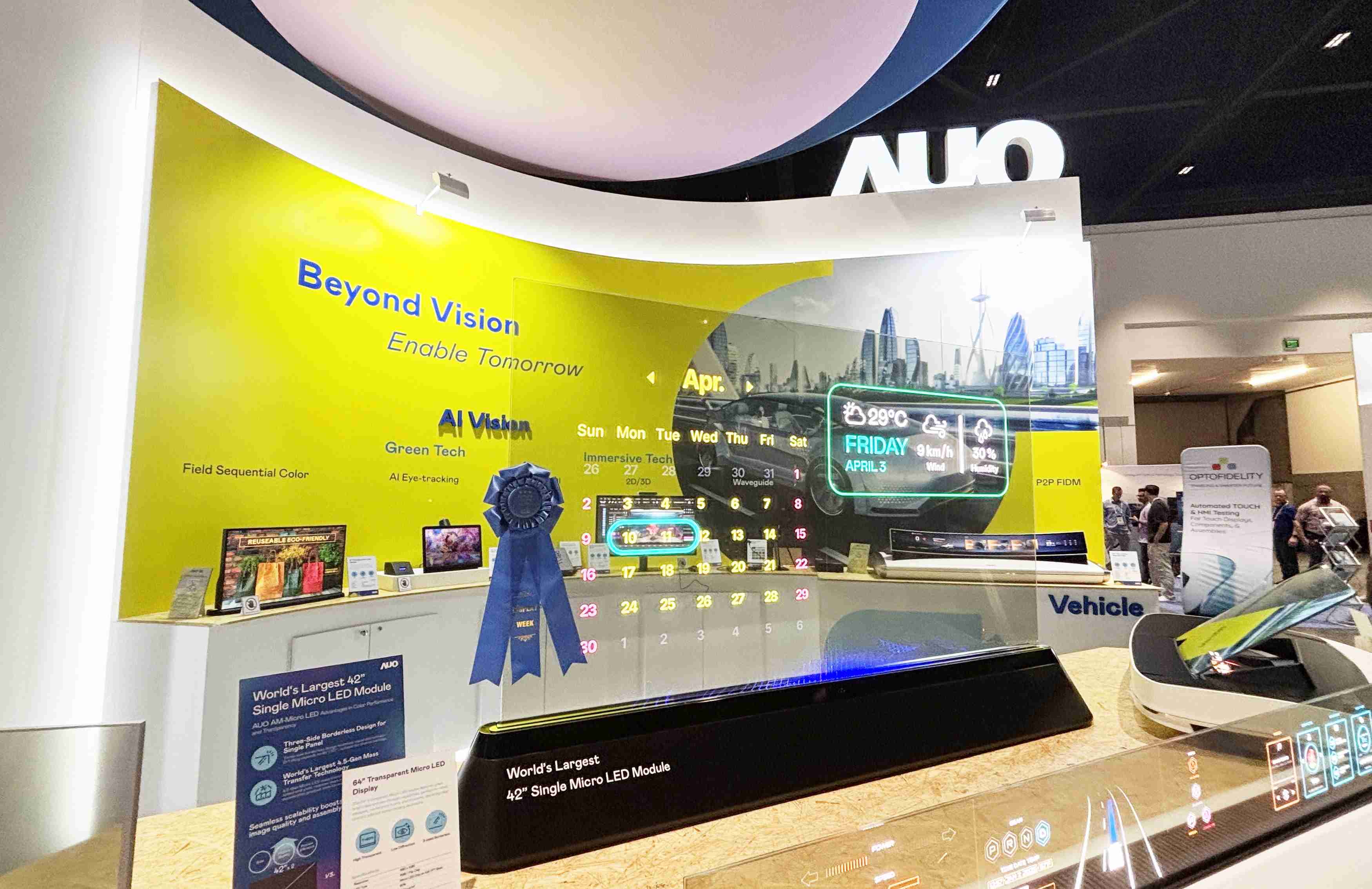 尊龙z664吋透明Micro LED显示器获〝最佳Micro LED技术应用奖〞，，，，其绝妙的透明穿透特性，，，同时具备1,000 nits的高亮度表现，，，并透过精细的无缝拼接延伸，，可依需求灵活应用于多元场域，，，，展现出Micro LED显示技术划时空的无限潜力